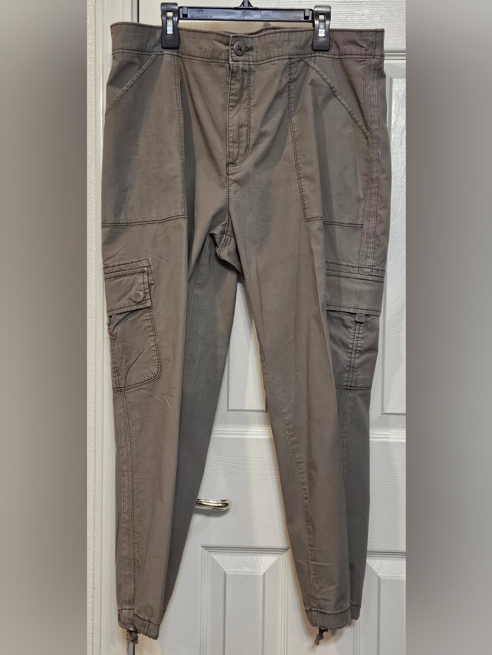 Women's Cropped Cargo Ankle Pants in Olive Gray
